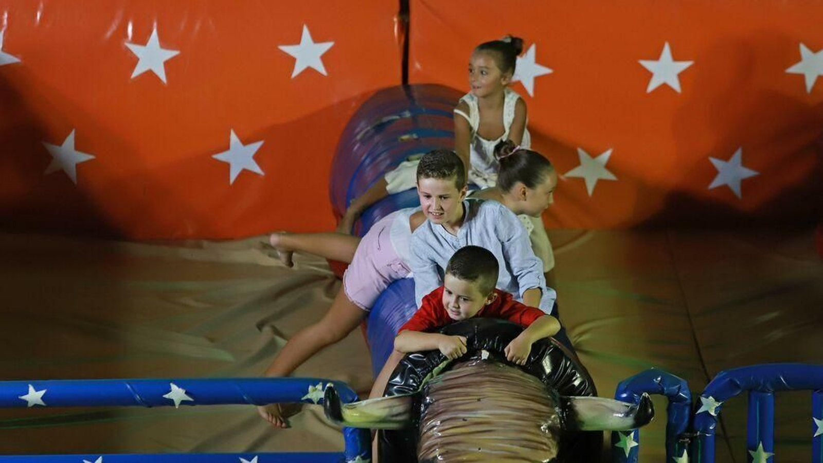 Pequeños, en una atracción durante la Feria de San Roque del pasado año