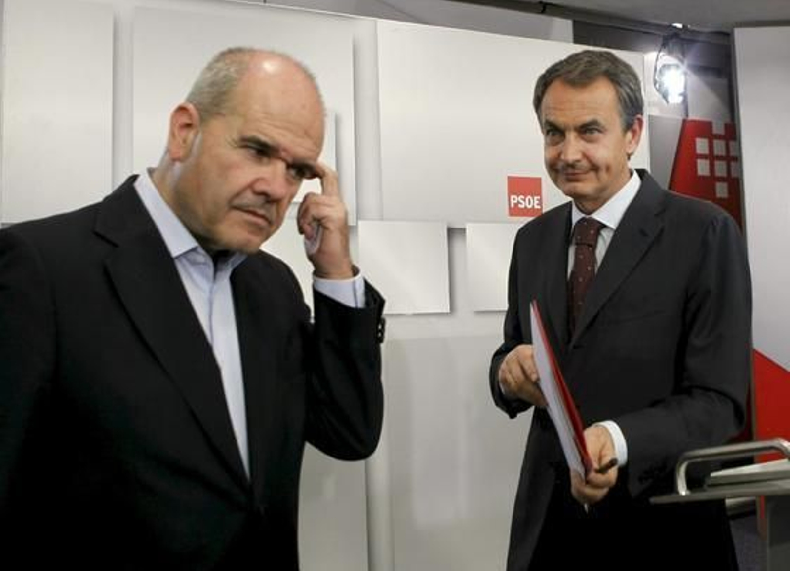 Zapatero junto a Chaves en la rueda de prensa tras las elecciones  Foto: EFE