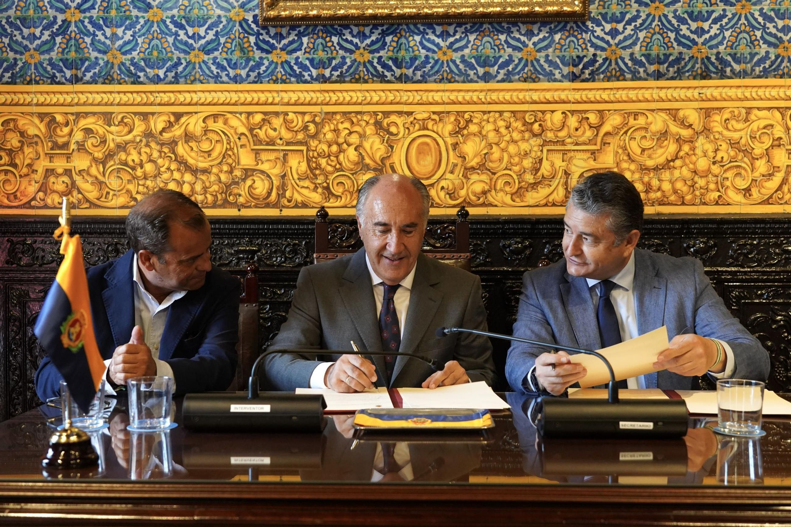 El consejero de la Presidencia, Antonio Sanz, el director general de Canal Sur Radio y Televisión, Juande Mellado, y el alcalde de Algeciras, José Ignacio Landaluce, firman el convenio por el que el ente público cede al municipio el legado documental de Paco de Lucía.