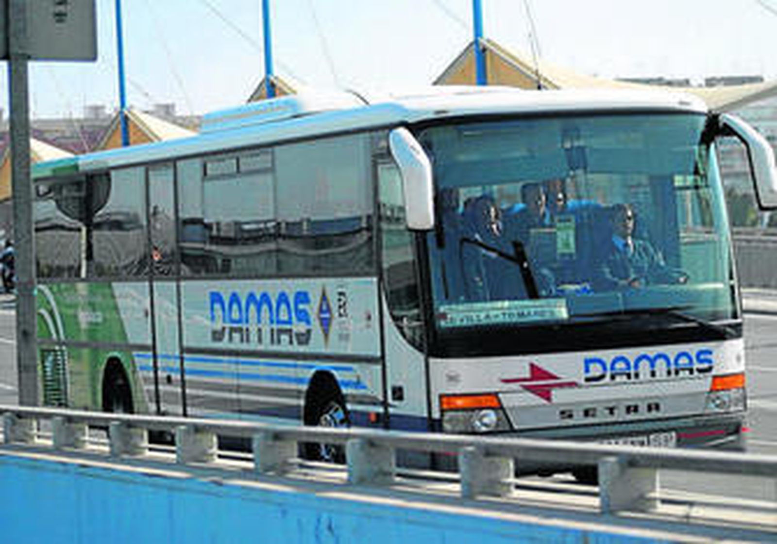 Un autobús de Damas por el puente del Cachorro, en una imagen de archivo.