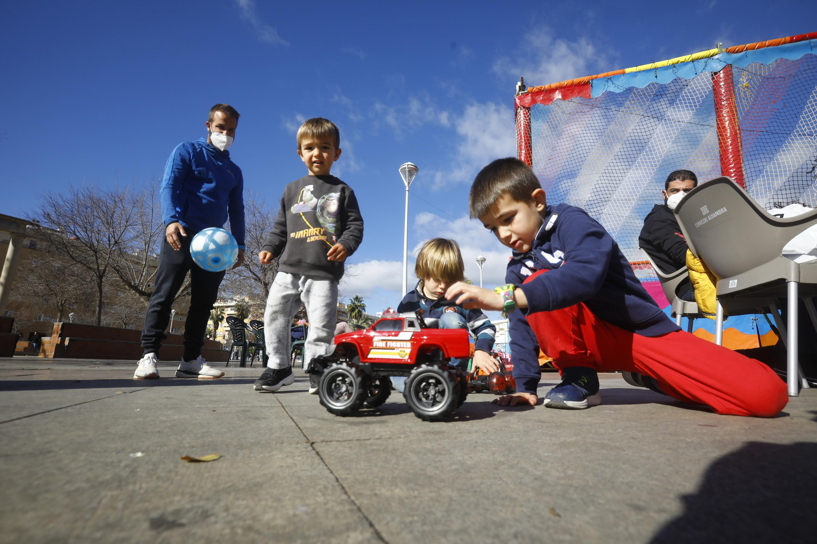 Los niños estrenan sus Regalos de Reyes por las calles de Córdoba, en fotografías