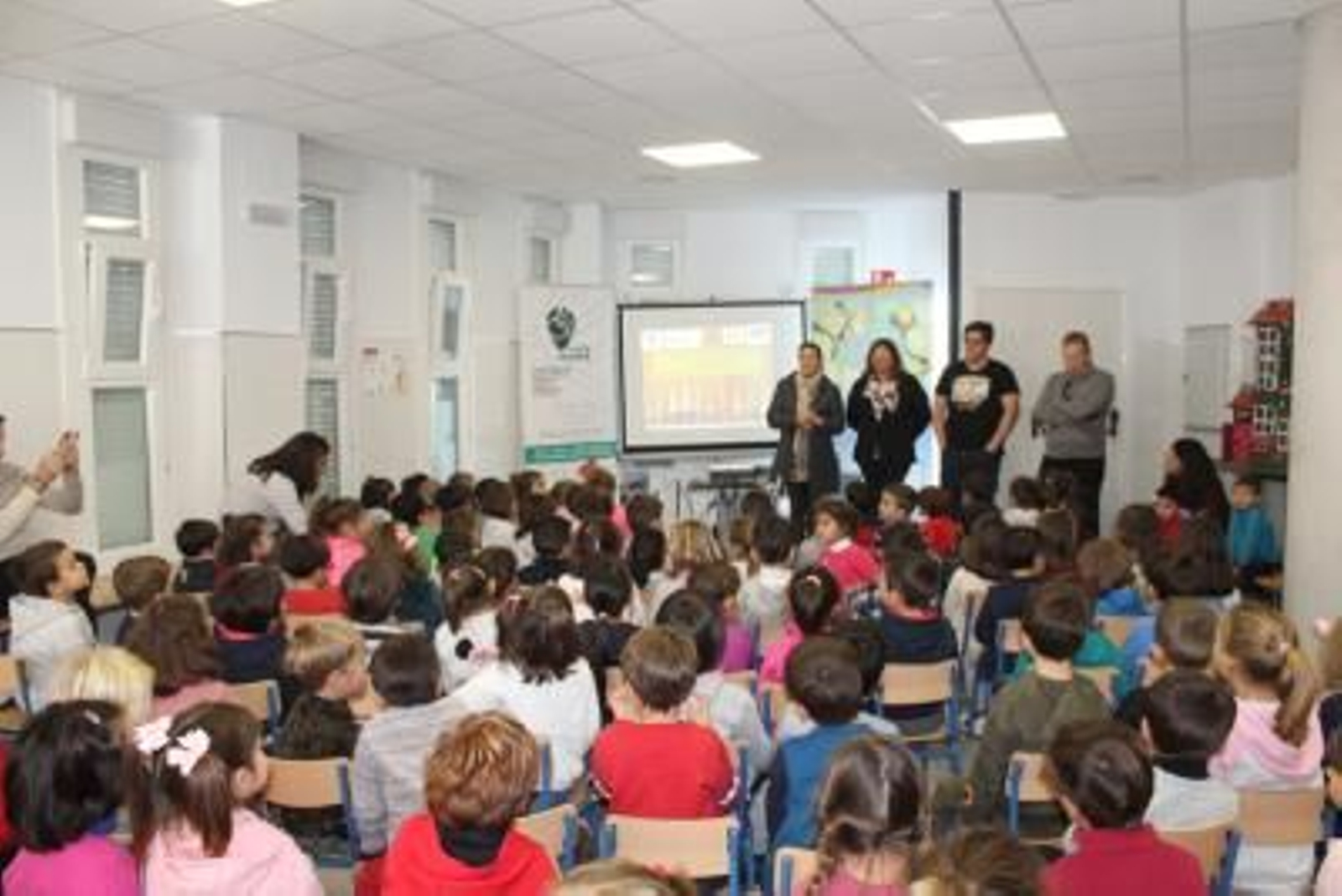 Escolares de Gines en una charla programada por el Día Internacional de las Personas con Discapacidad.