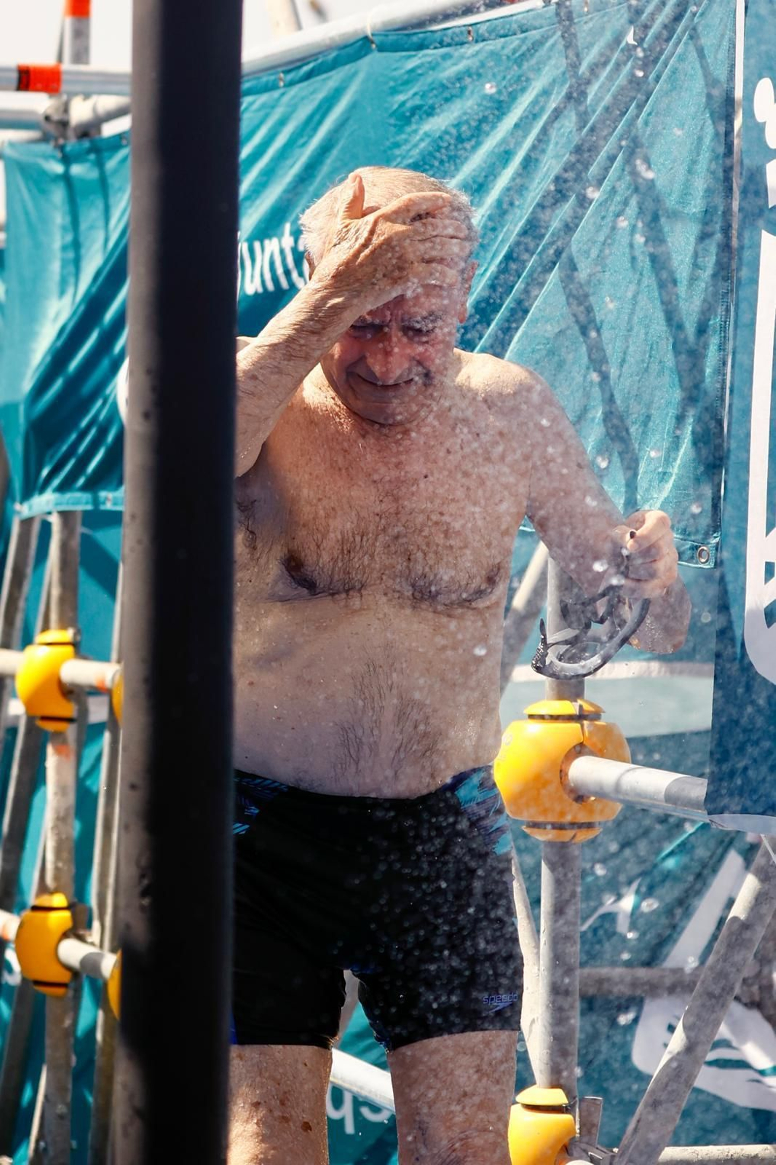 La travesía a nado del puerto de Málaga, en imágenes