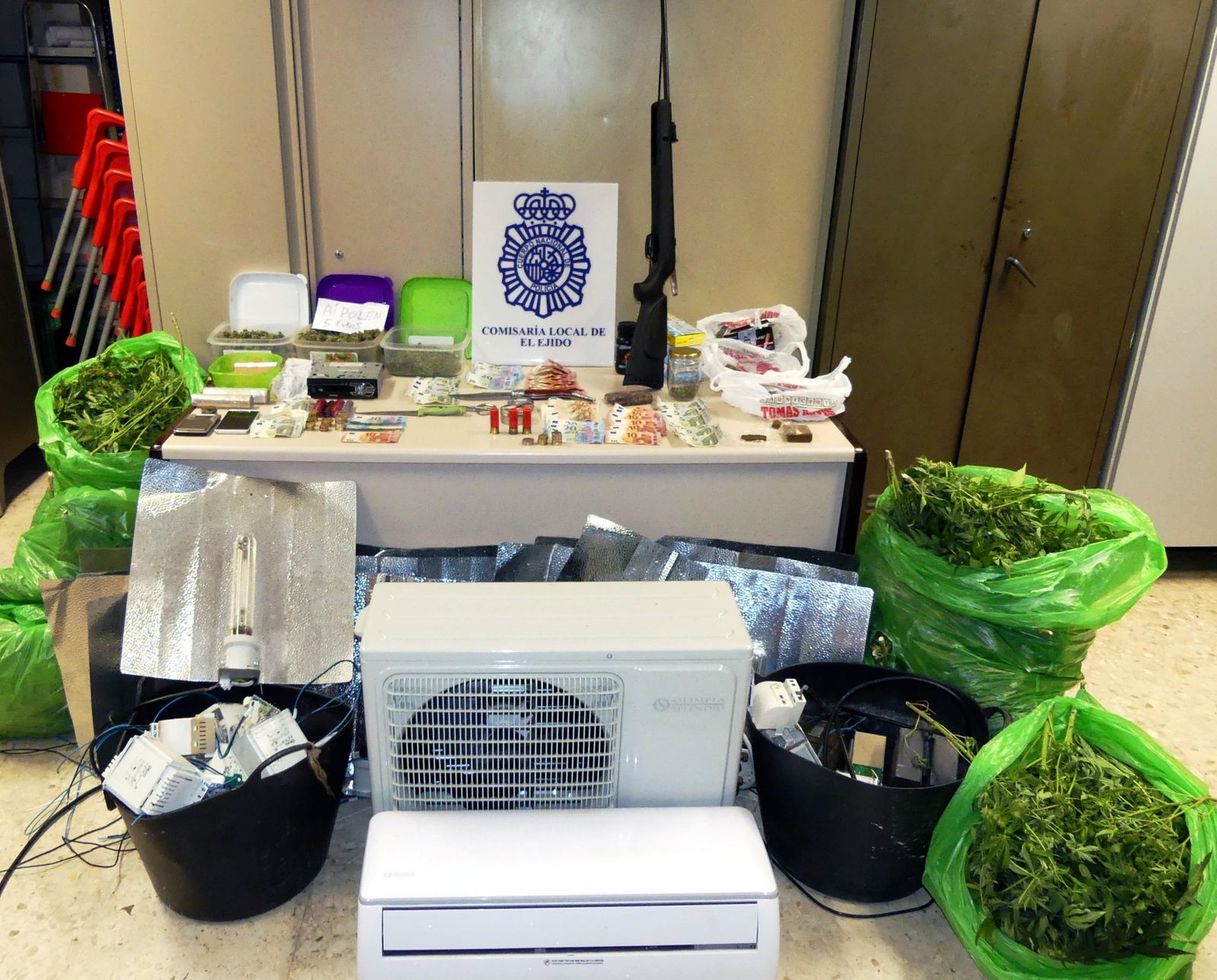 La Policía Nacional Desmantela un "supermercado" de la droga con marihuana en tres edificios en El Ejido