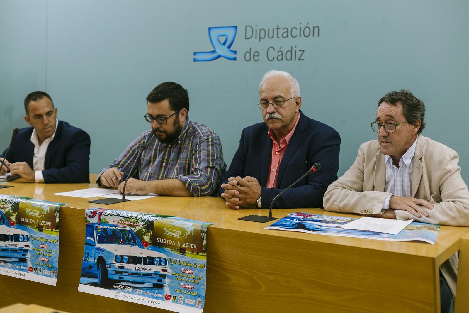 Con las palabras de Paco García Galera (d) arrancó el acto de presentación de la Subida a Vejer.