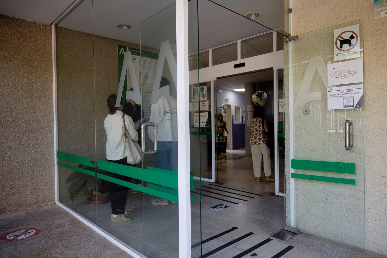 Acceso principal al centro de salud del barrio de La Laguna, en la capital gaditana.