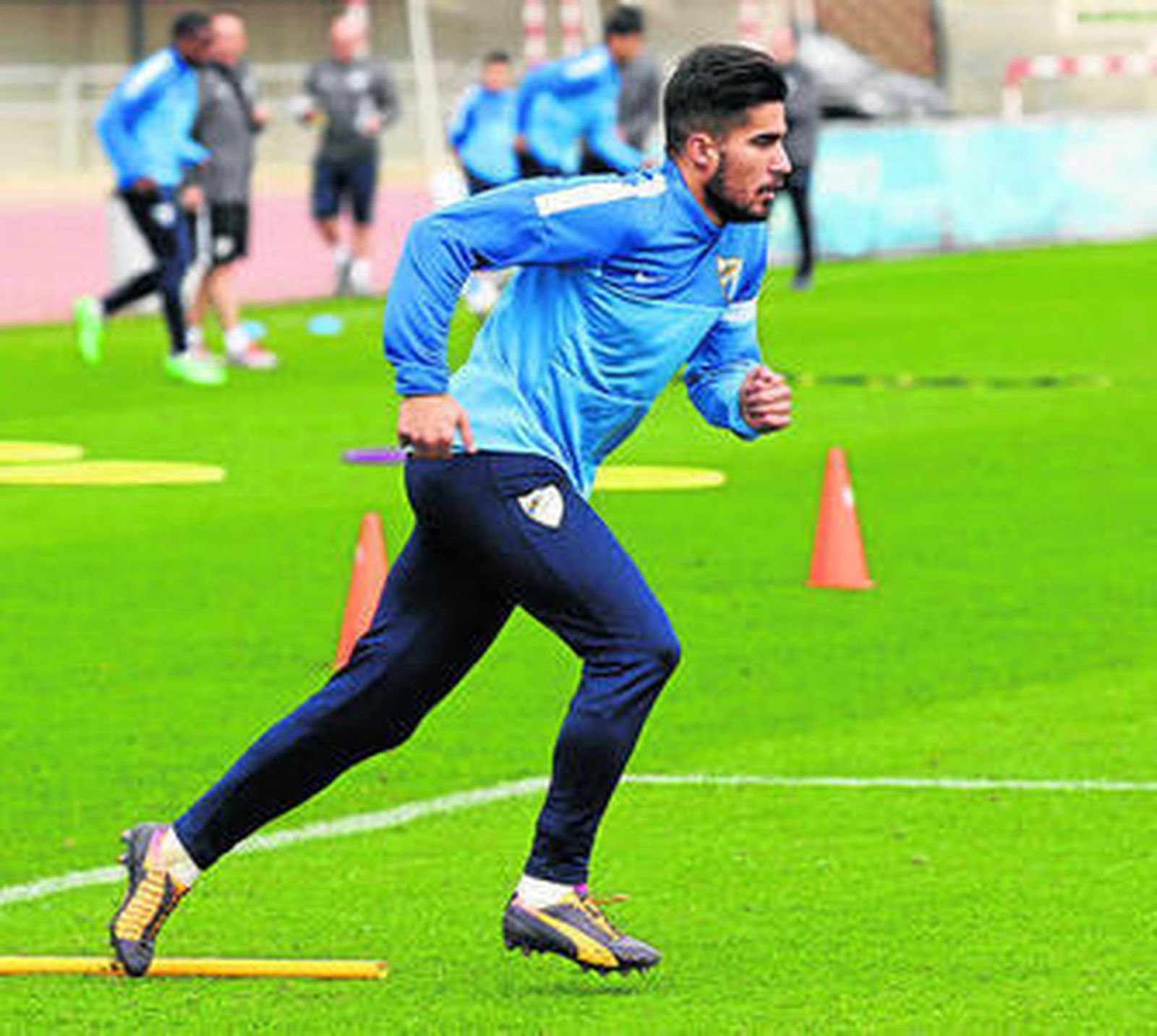 Samu realiza un circuito en un entrenamiento.