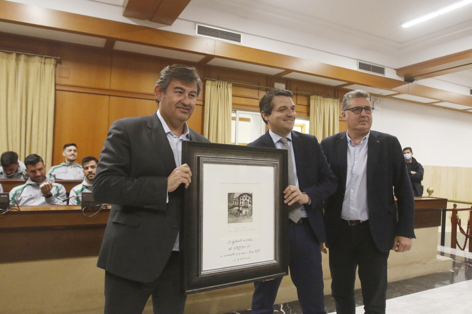La recepción del Ayuntamiento al Córdoba CF por su ascenso a Primera RFEF, en imágenes