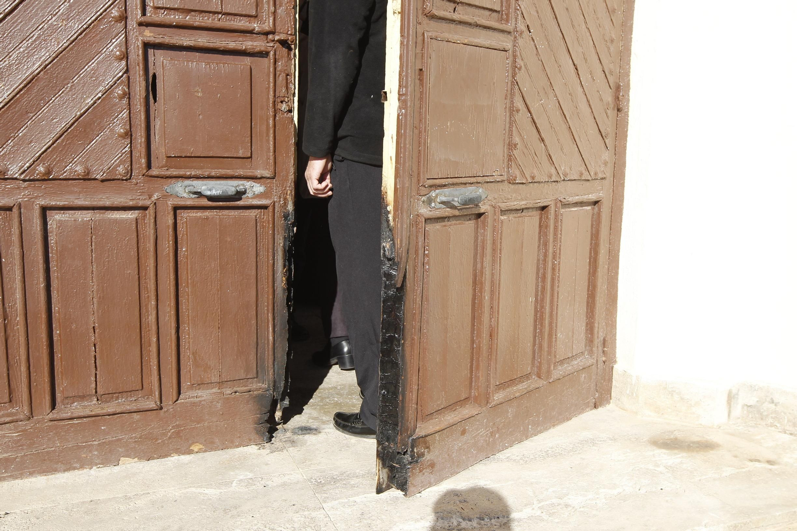 Acceso a una ermita con desperfectos en la puerta, en imagen de archivo.