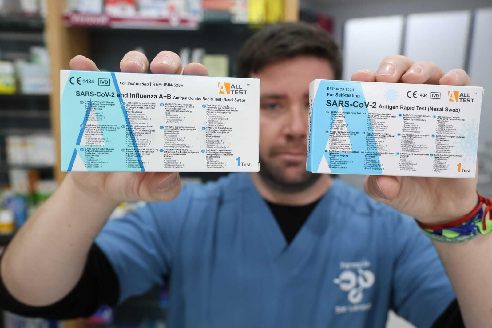 Un profesional de una farmacia del centro de Málaga muestra test de gripe y Covid. Un profesional de una farmacia del centro de Málaga muestra test de gripe y Covid.