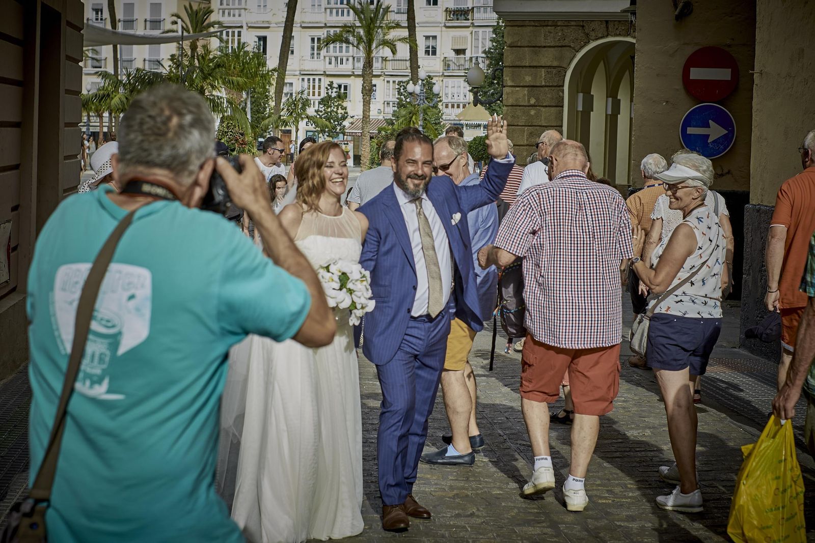 Turistas franceses aplauden y fotografían a una pareja de recién casados que paseaban el pasado sábado por el centro de Cádiz.