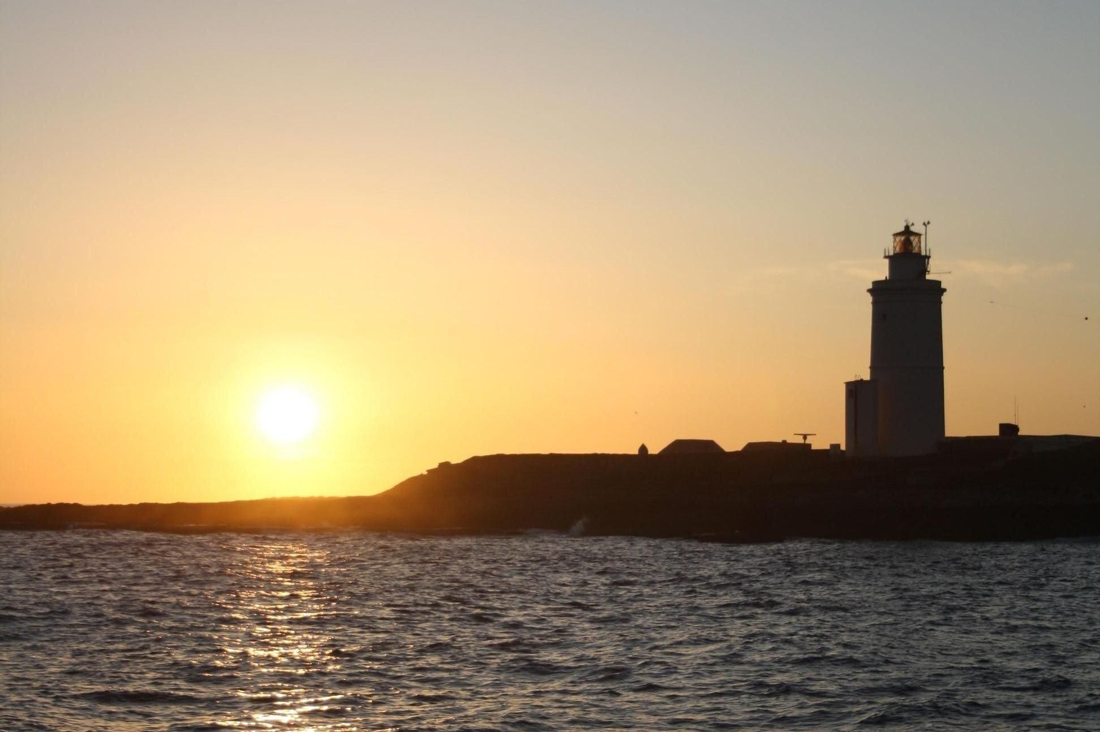 El faro de la Isla de las Palomas, durante el atardecer en Tarifa.