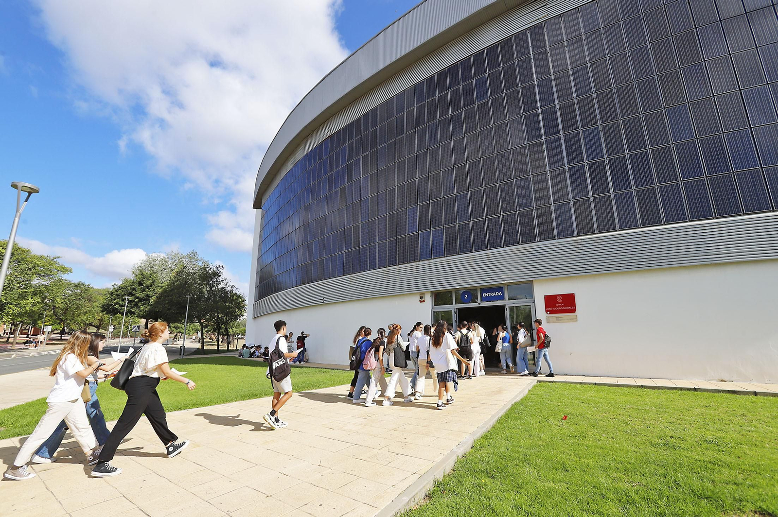 Imágenes del comienzo de las pruebas de evaluación para el acceso a la universidad en Huelva