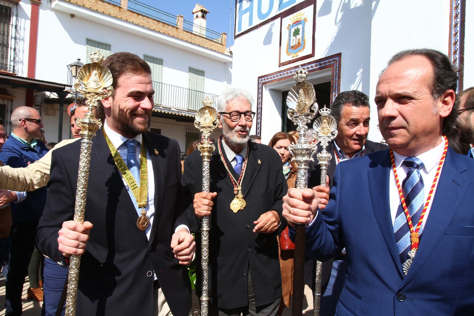 La Hermandad de Huelva se presenta ante la Virgen del Rocío en su peregrinación a la aldea almonteña