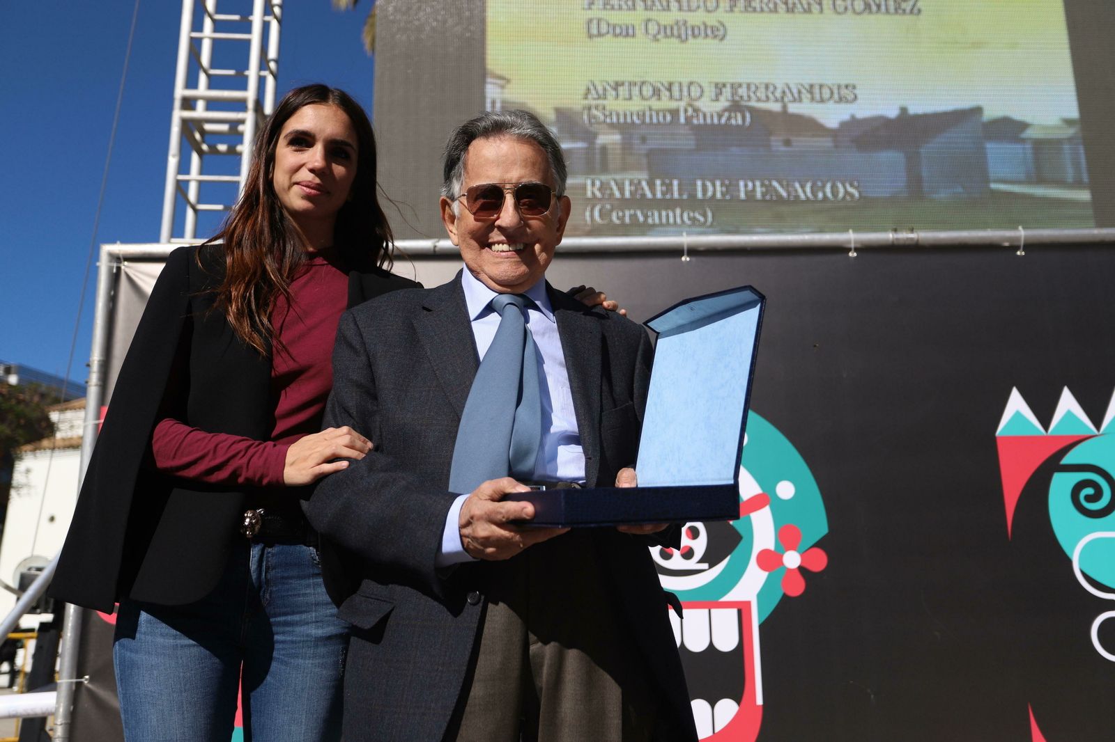 La actriz Elena Furiase entrega la distinción a Cruz Delgado en la Plaza de la Soledad.