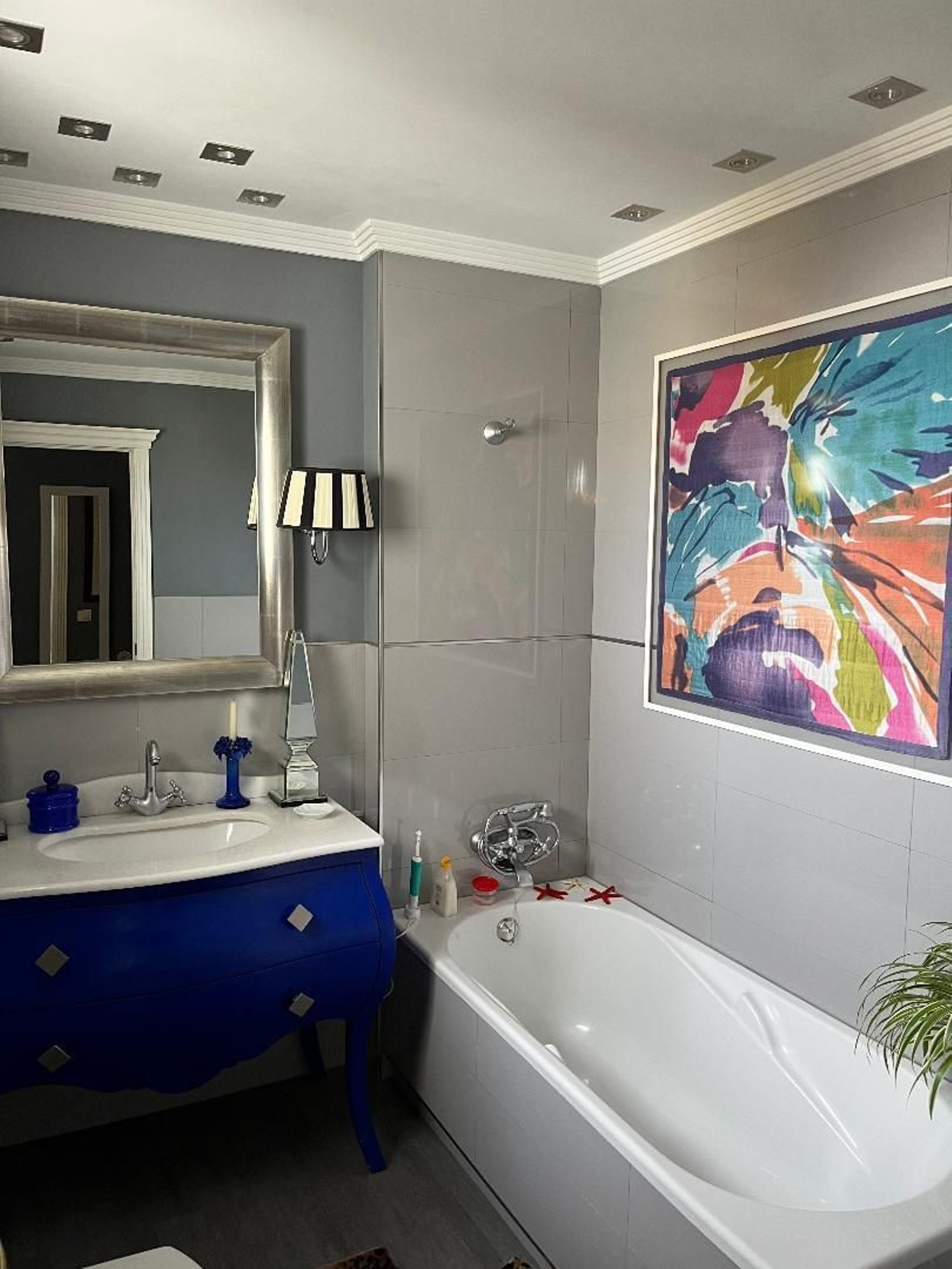 Antiguo mueble adaptado para lavabo.