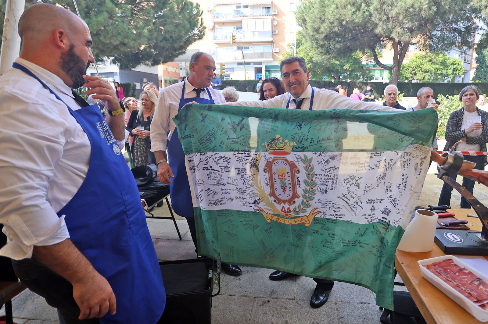 Huelva consigue el récord Guinness con el plato de jamón más grande del mundo, en imágenes