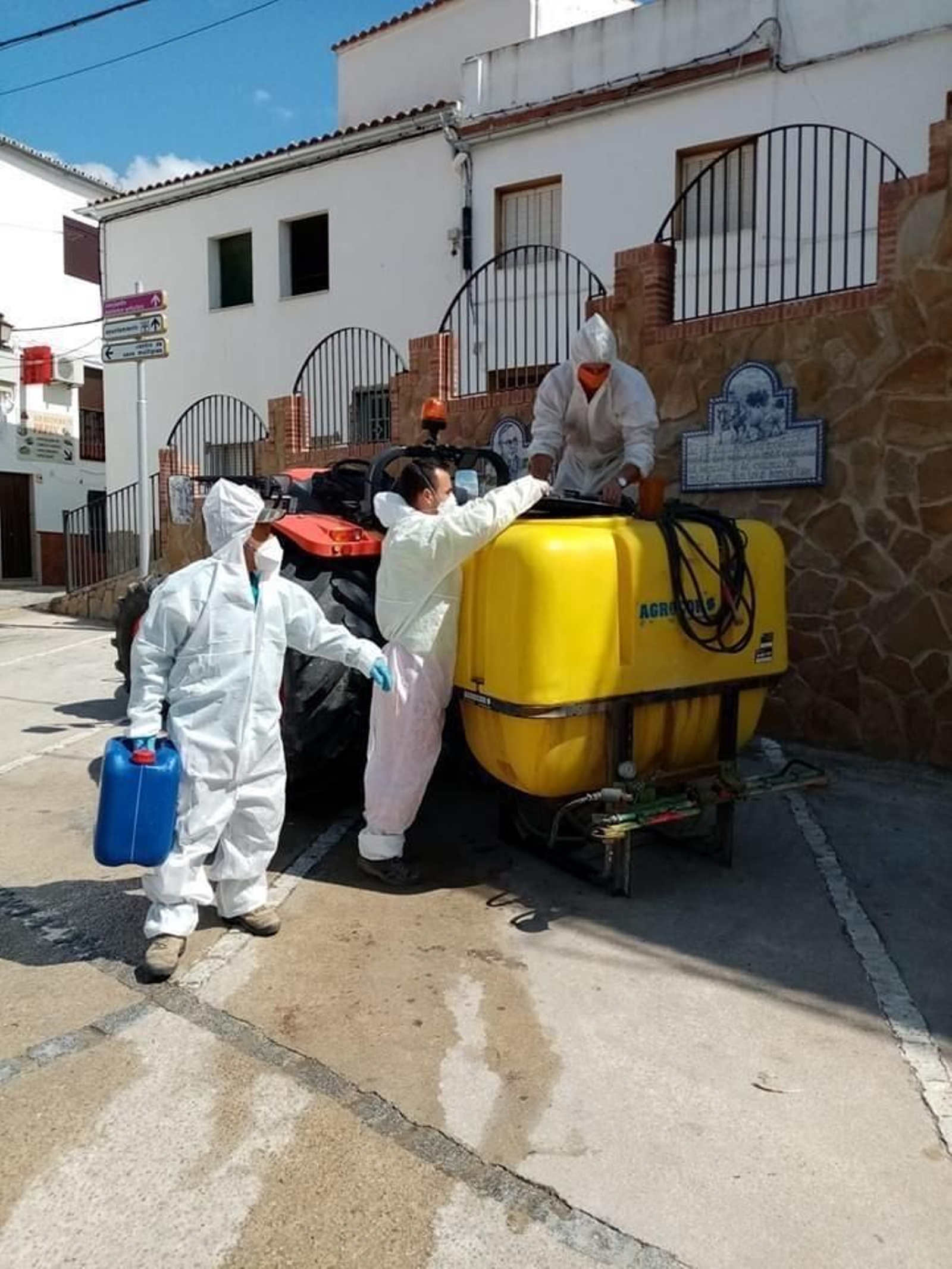 Agricultores de Torre Alhaquime se vuelcan en la limpieza local.