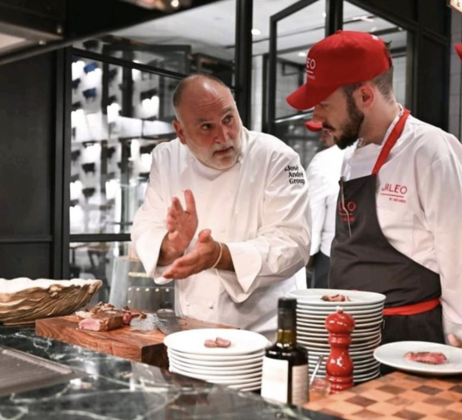 Juan Carlos Pérez trabajando junto al chef José Andrés.