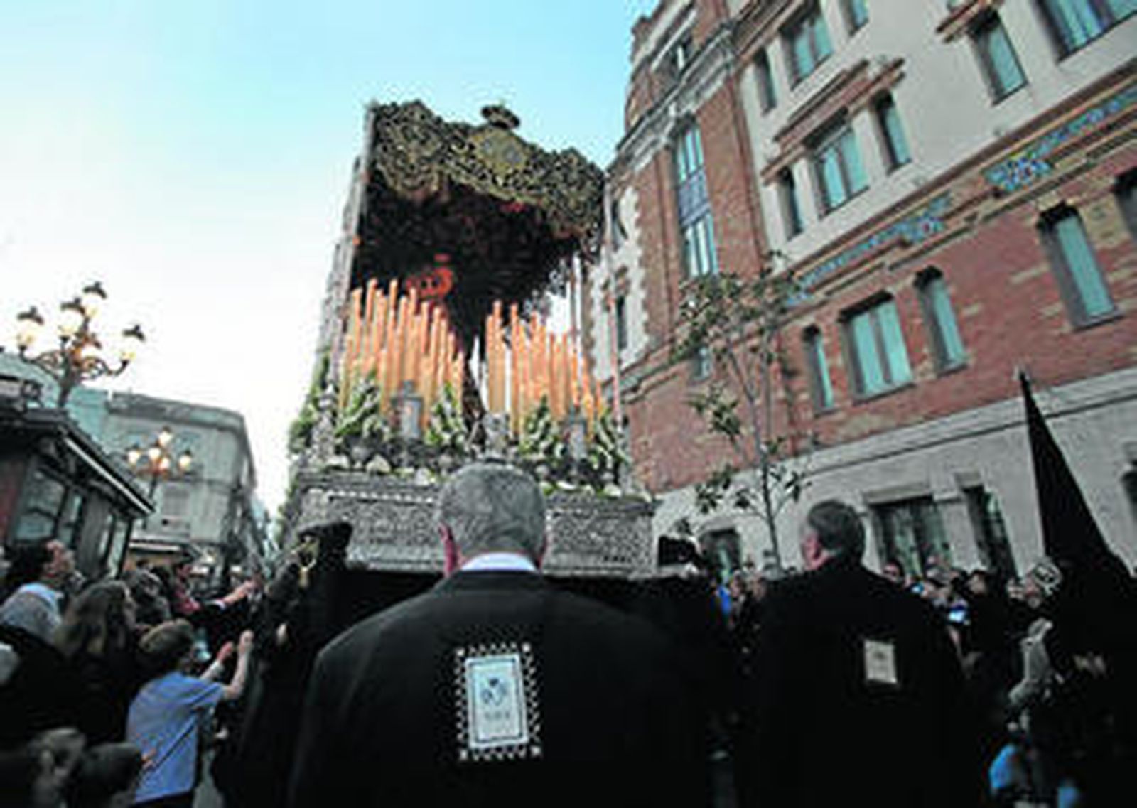 La Virgen de los Dolores de Servitas transita junto al Mercado Central en su último Viernes Santo.