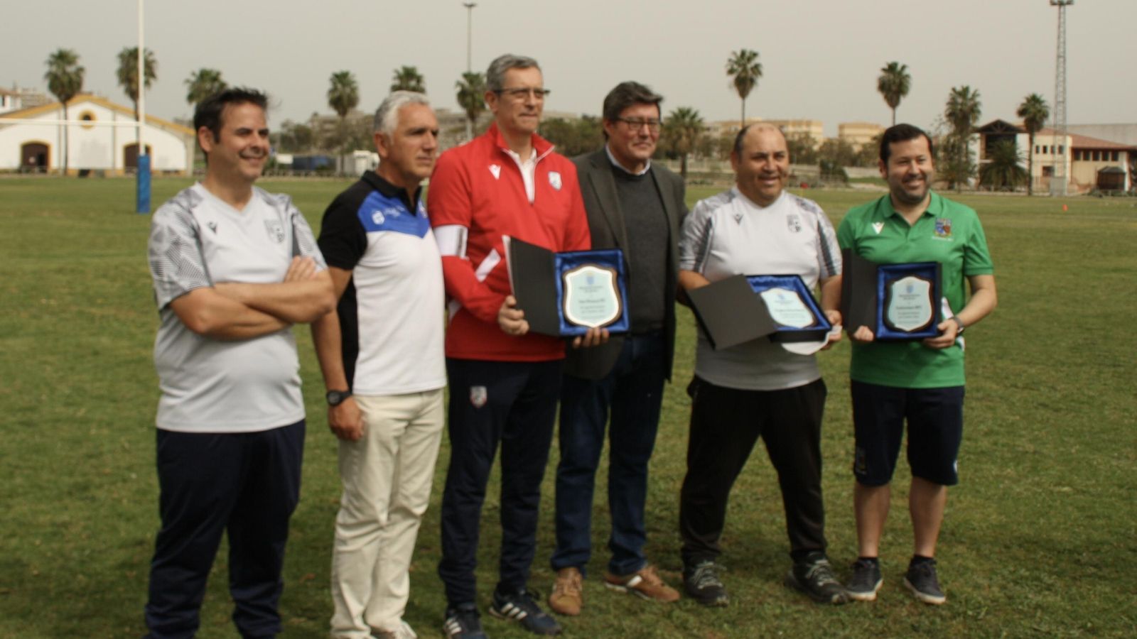 El delagado de Deportes, José Angel Aparicio, entregó un obsequio a los participantes. El delagado de Deportes, José Angel Aparicio, entregó un obsequio a los participantes.