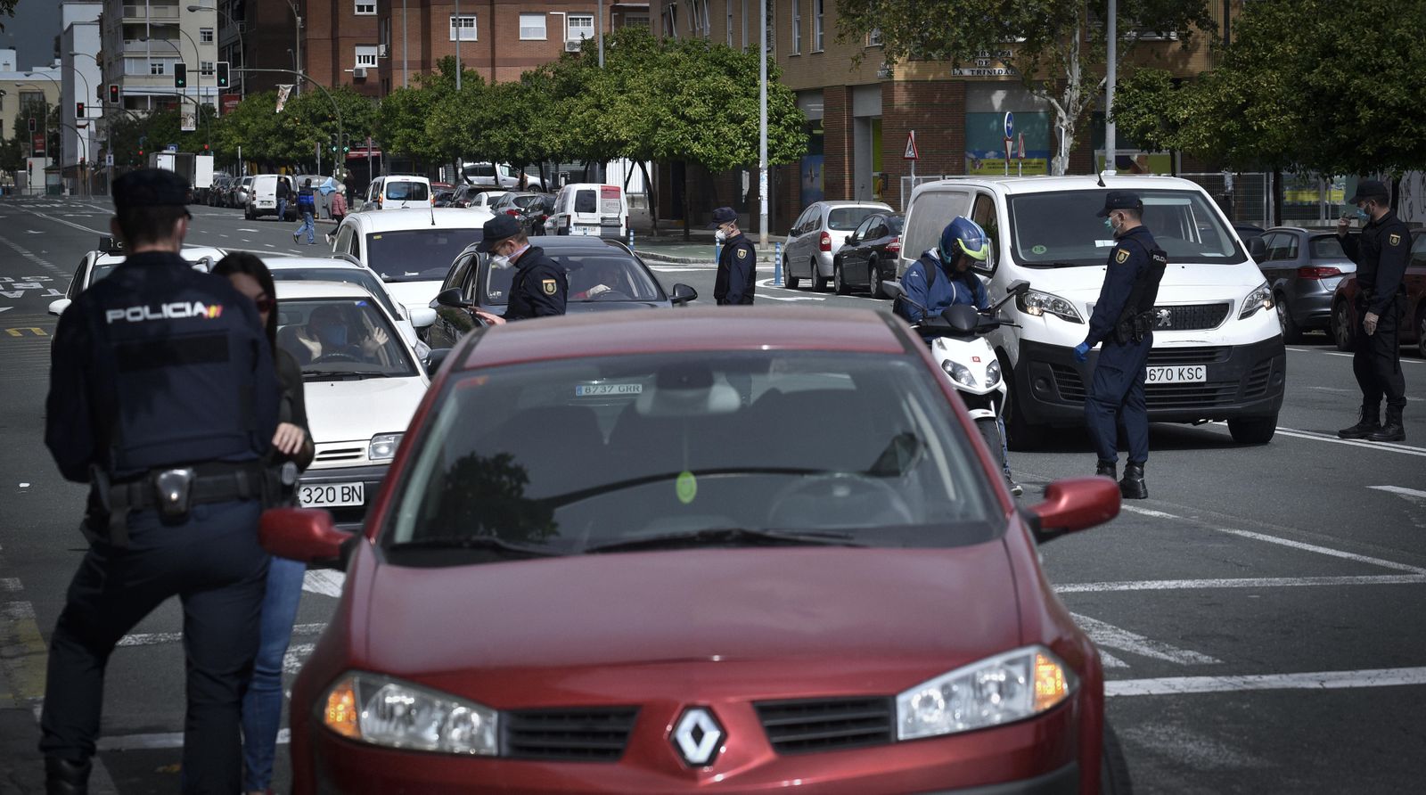 Control de la Policía Nacional en Sevilla Este durante el estado de alarma.