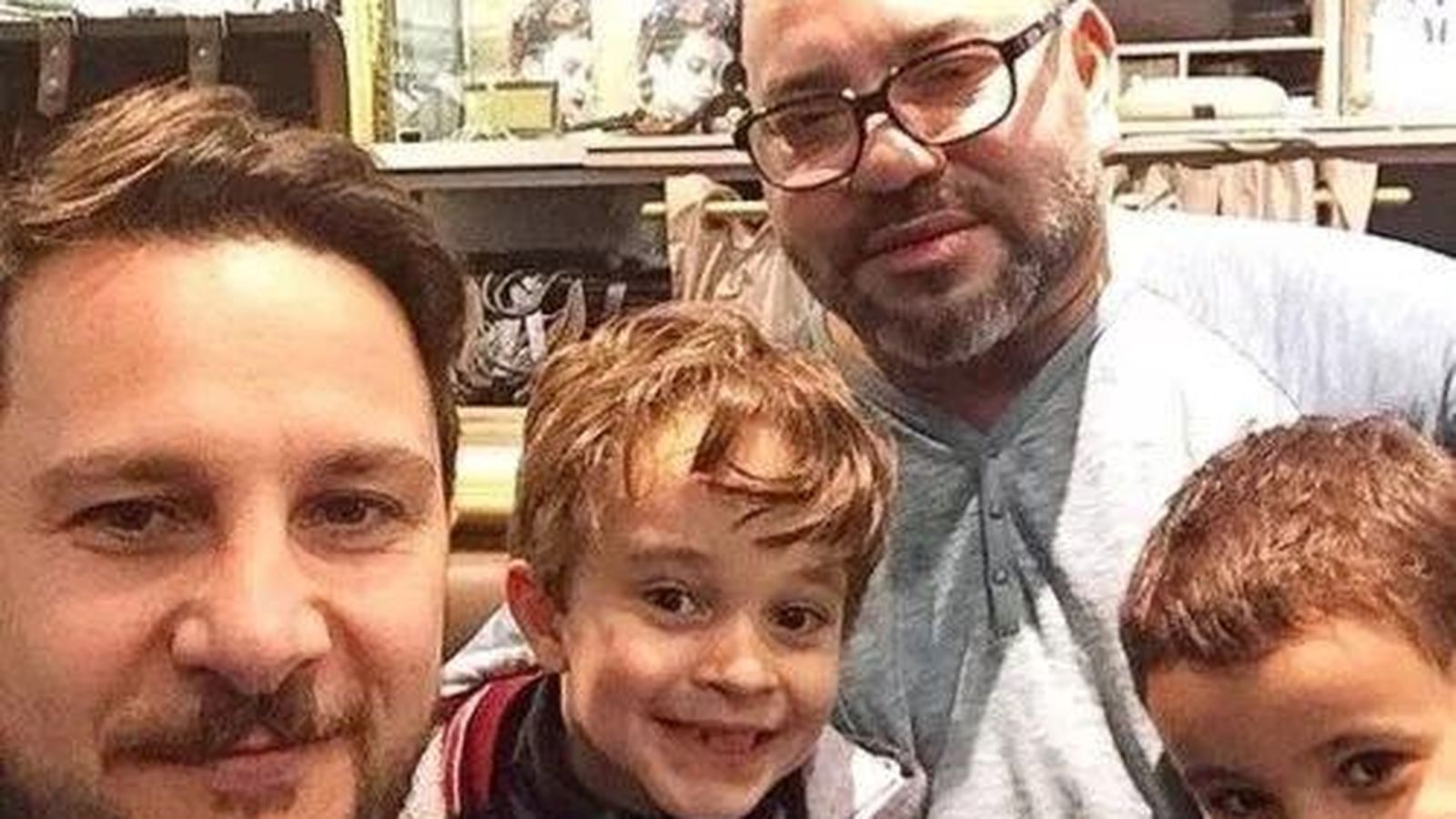 El rey Mohamed VI con transeuntes en las calles o en comercios de París esta semana