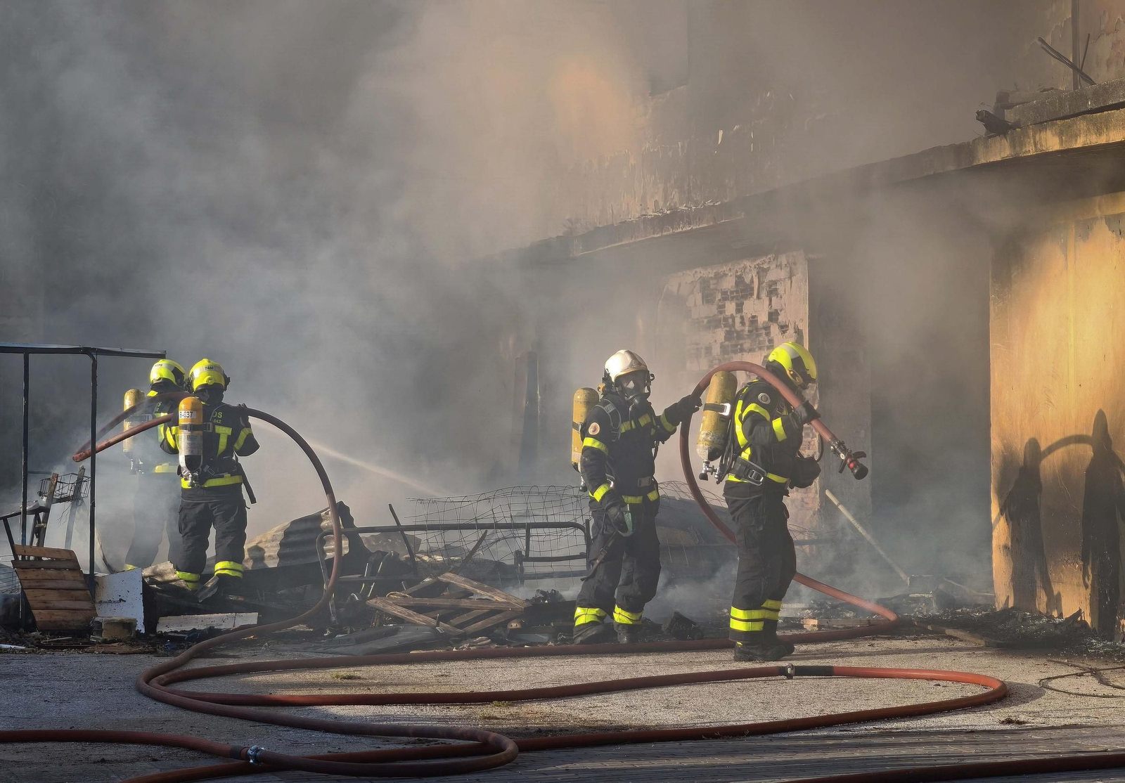 Fotos del incendio de la edificio abandonado en la avenida Gesto por la Paz de Algeciras