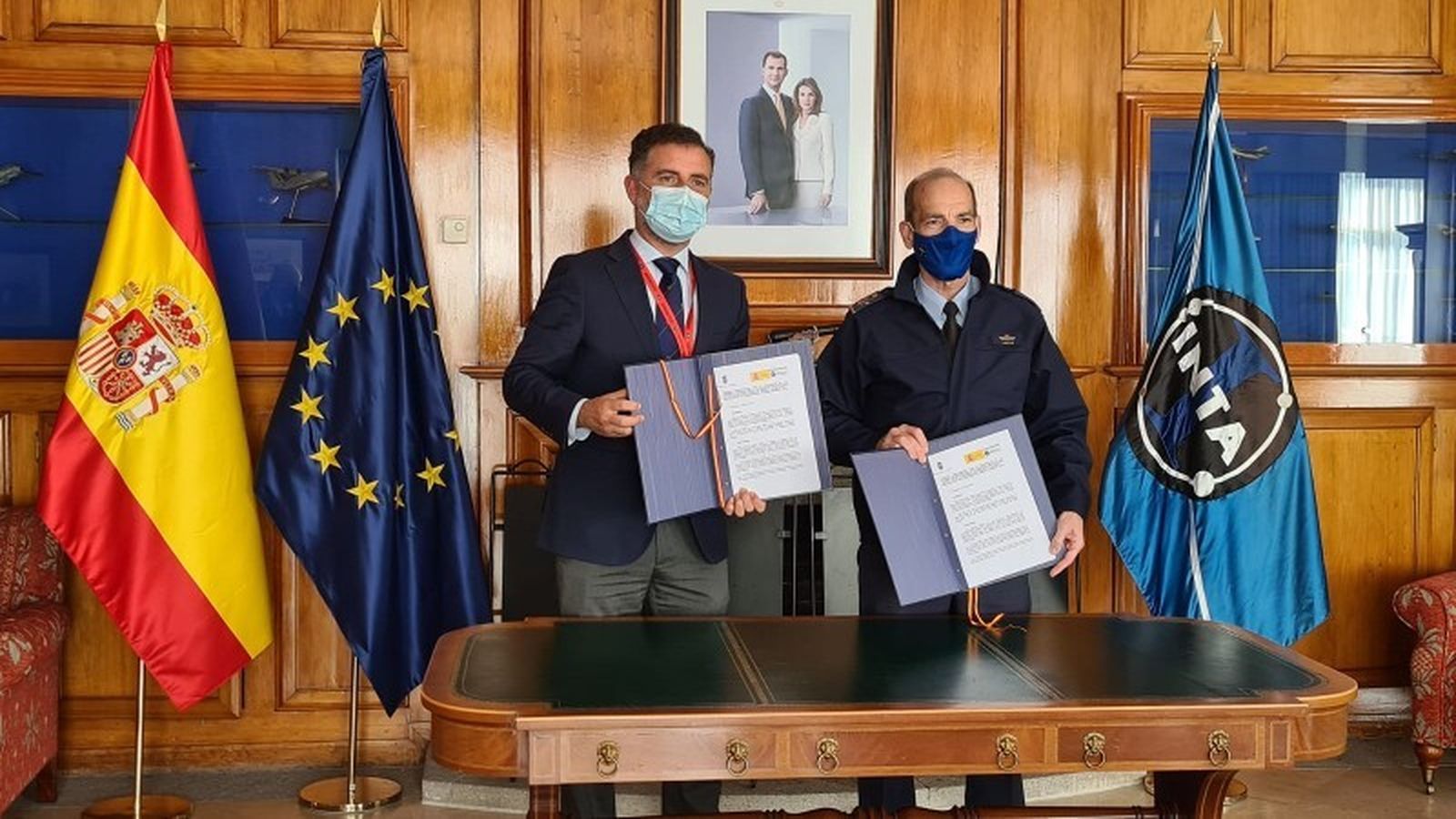 Gustavo Cuéllar y el general Salom en el acuerdo de venta de los terrenos del CEUS.