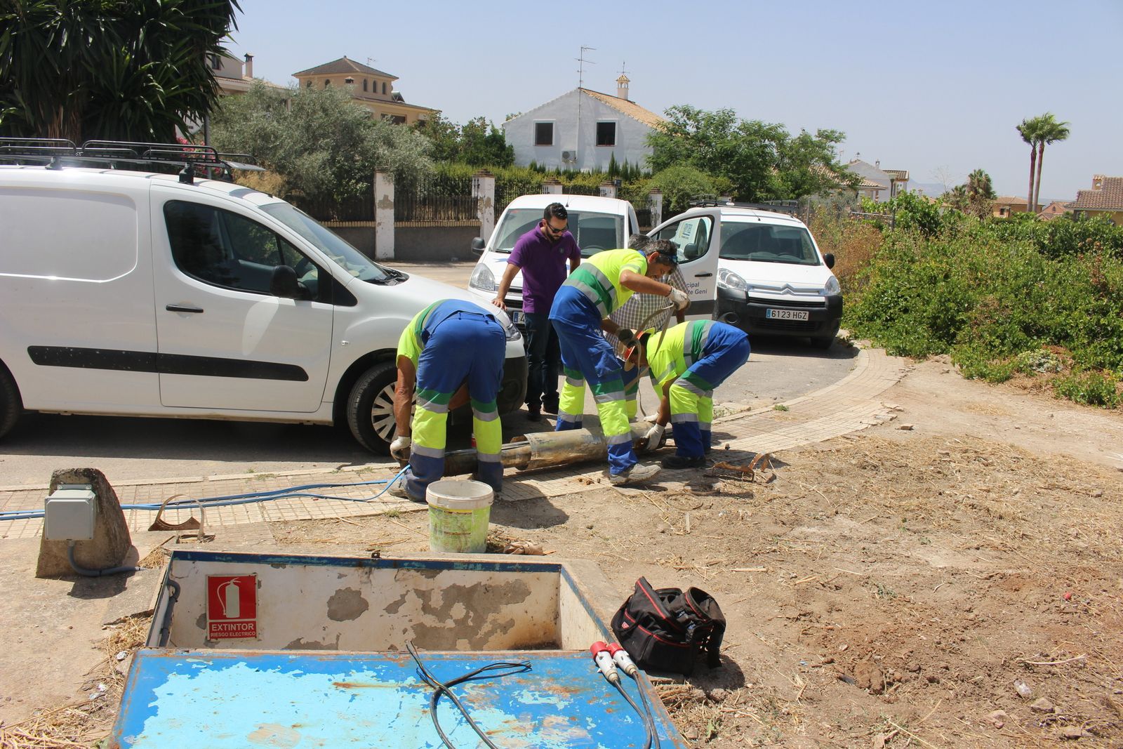Una actuación de los operarios de Aqualia.