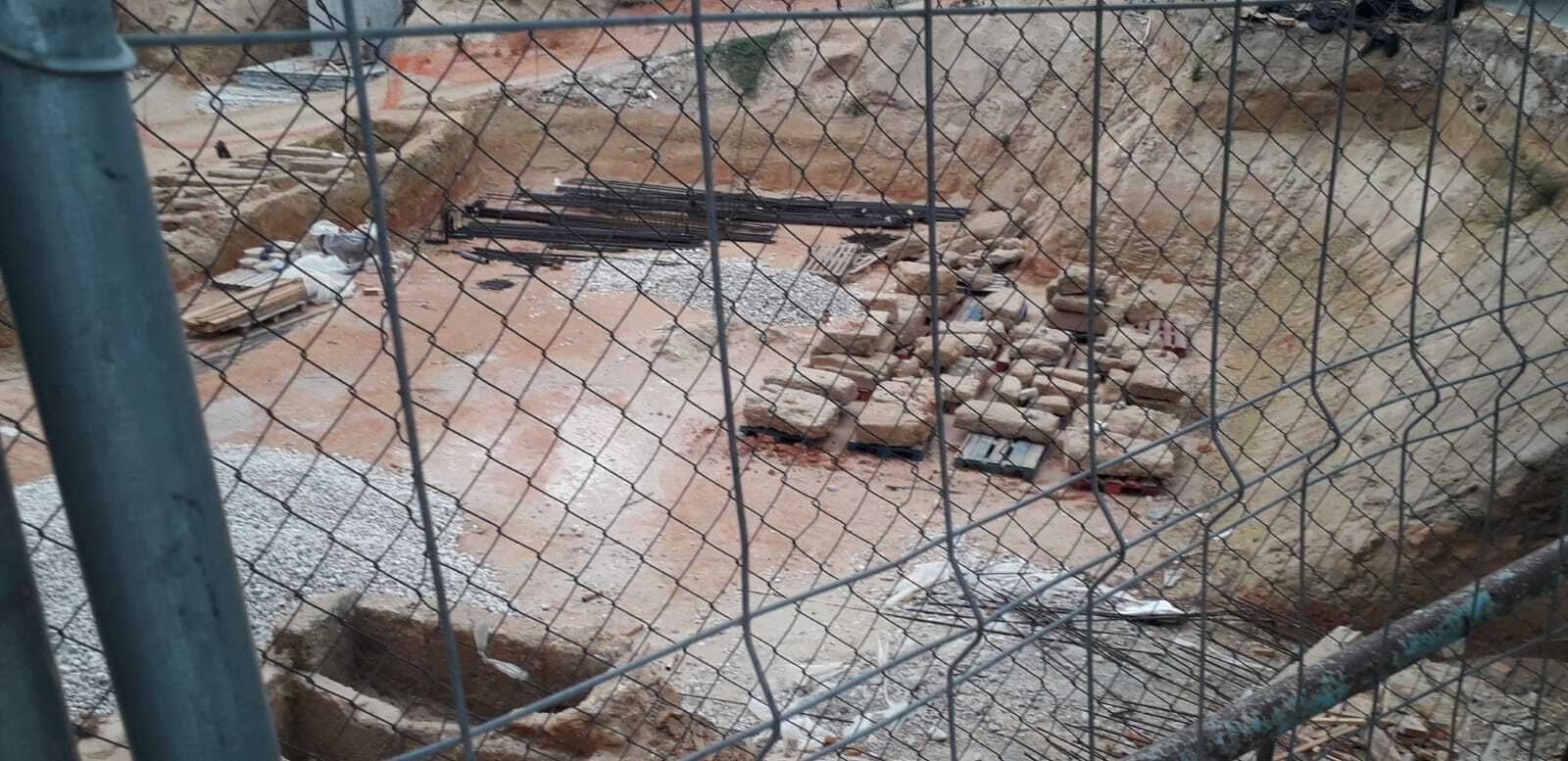 Restos de las tumbas púnicas del solar de Bahía Blanca esperando su traslado