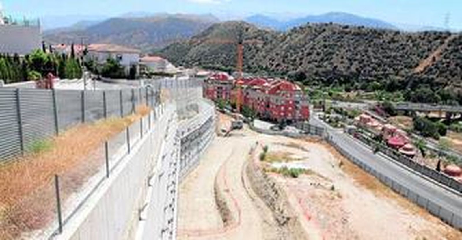 Estado actual que presenta el solar, donde comenzaron a preparar el terreno para la obra aunque ahora está parado.