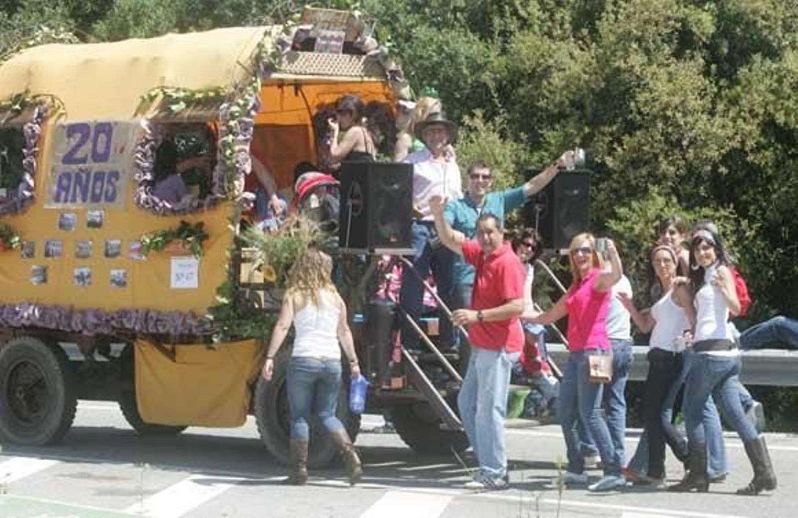 El almuerzo campestre marca la jornada en la Montera del Torero. La hermandad agradece la cada vez mayor afluencia de personas a la misa en honor al patrón./Fotos:José María Quiñones