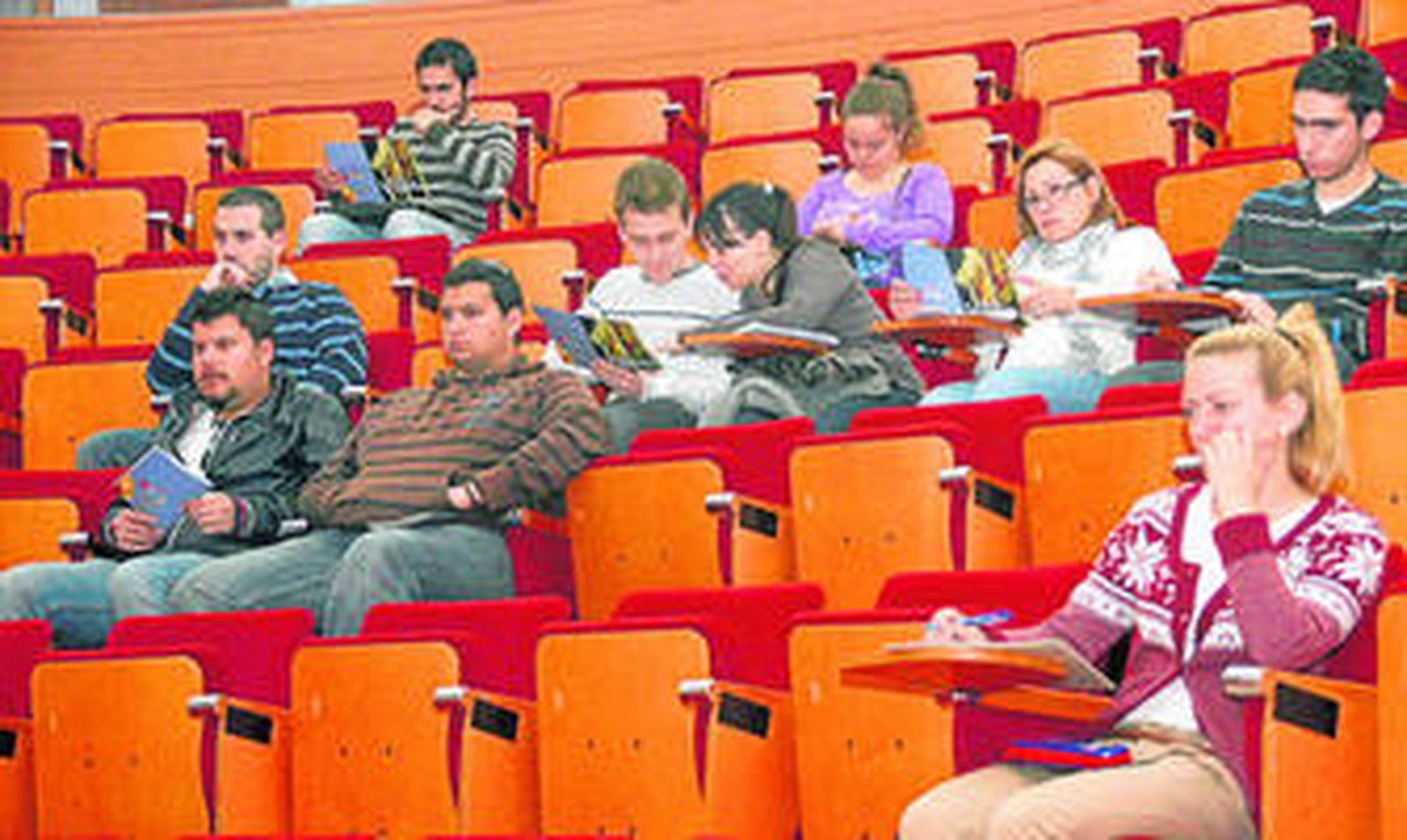 Participantes en una de las sesiones del Ciclo Cofrade Universitario.
