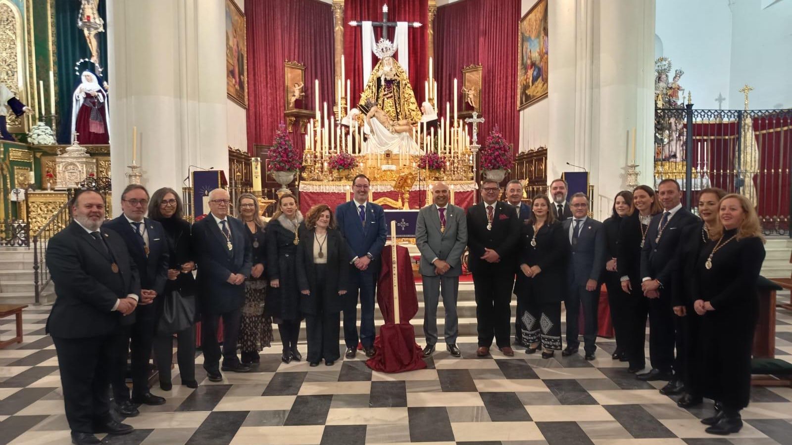 Foto de familia de los participantes en el acto de hermanamiento de la Santa Cruz y Emigrantes este miércoles.