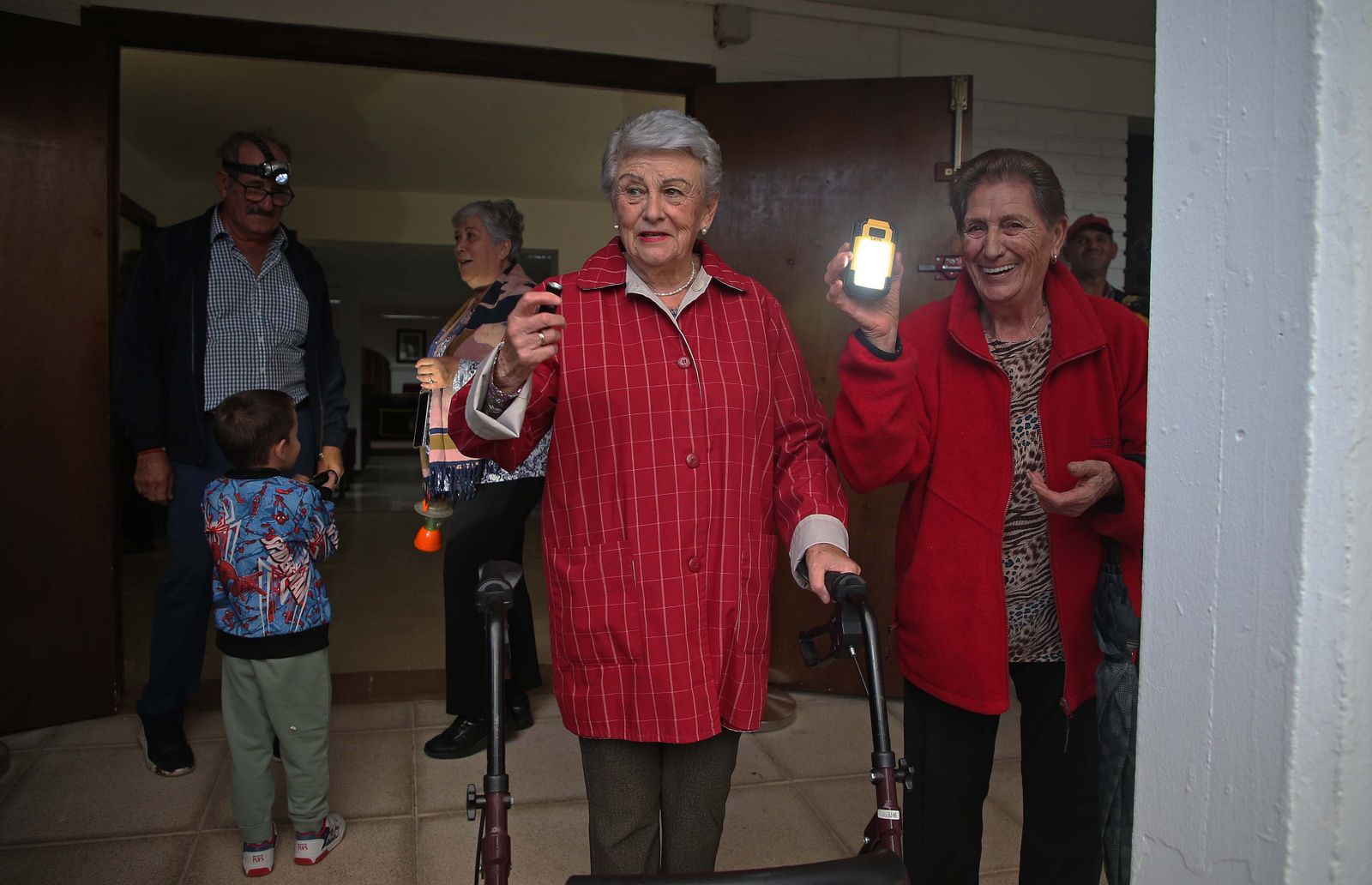 Fotos de la manifestación contra los cortes de luz en Castellar