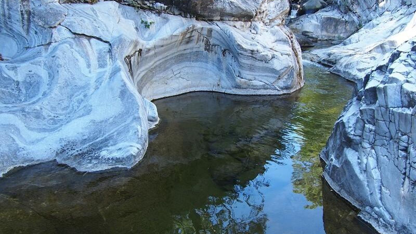 El río Padrón y su afluente, el Abrón, conforman una ruta fluvial como salida de otro planeta. El río Padrón y su afluente, el Abrón, conforman una ruta fluvial como salida de otro planeta.