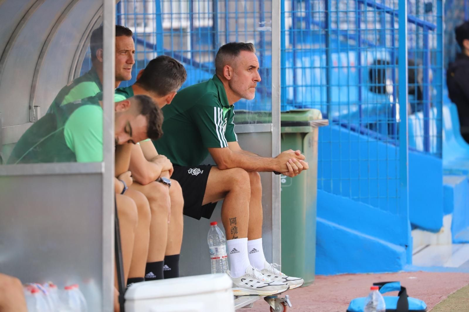 Abel Gómez, en el banquillo durante el partido con el Melilla.
