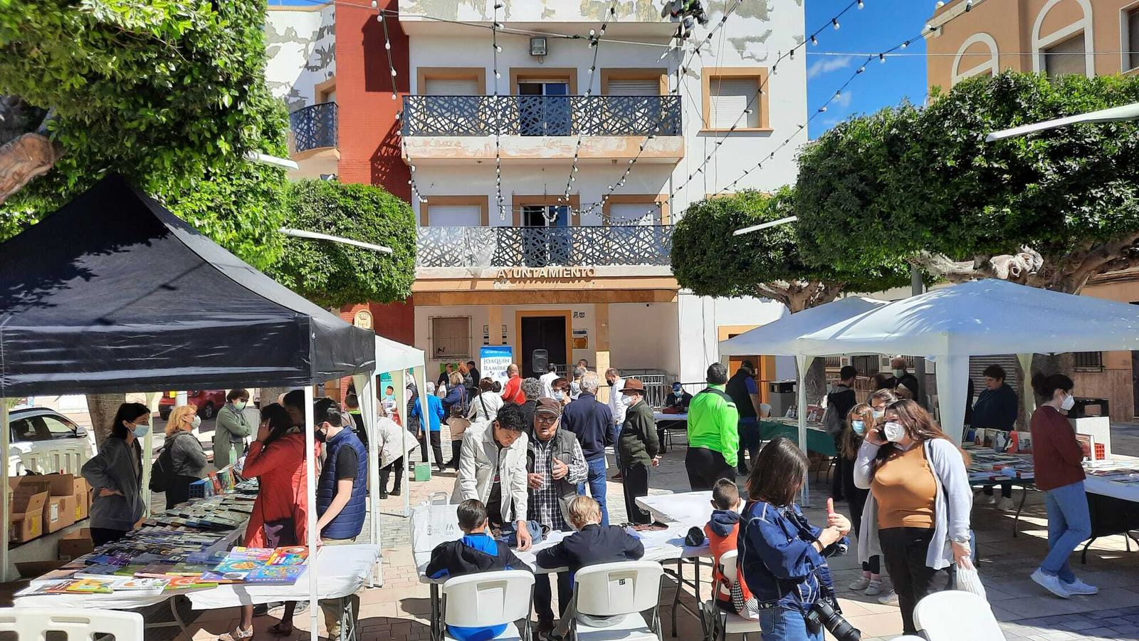 La plaza de la Constitución de Huércal recupera su ambiente con motivo de las fiestas