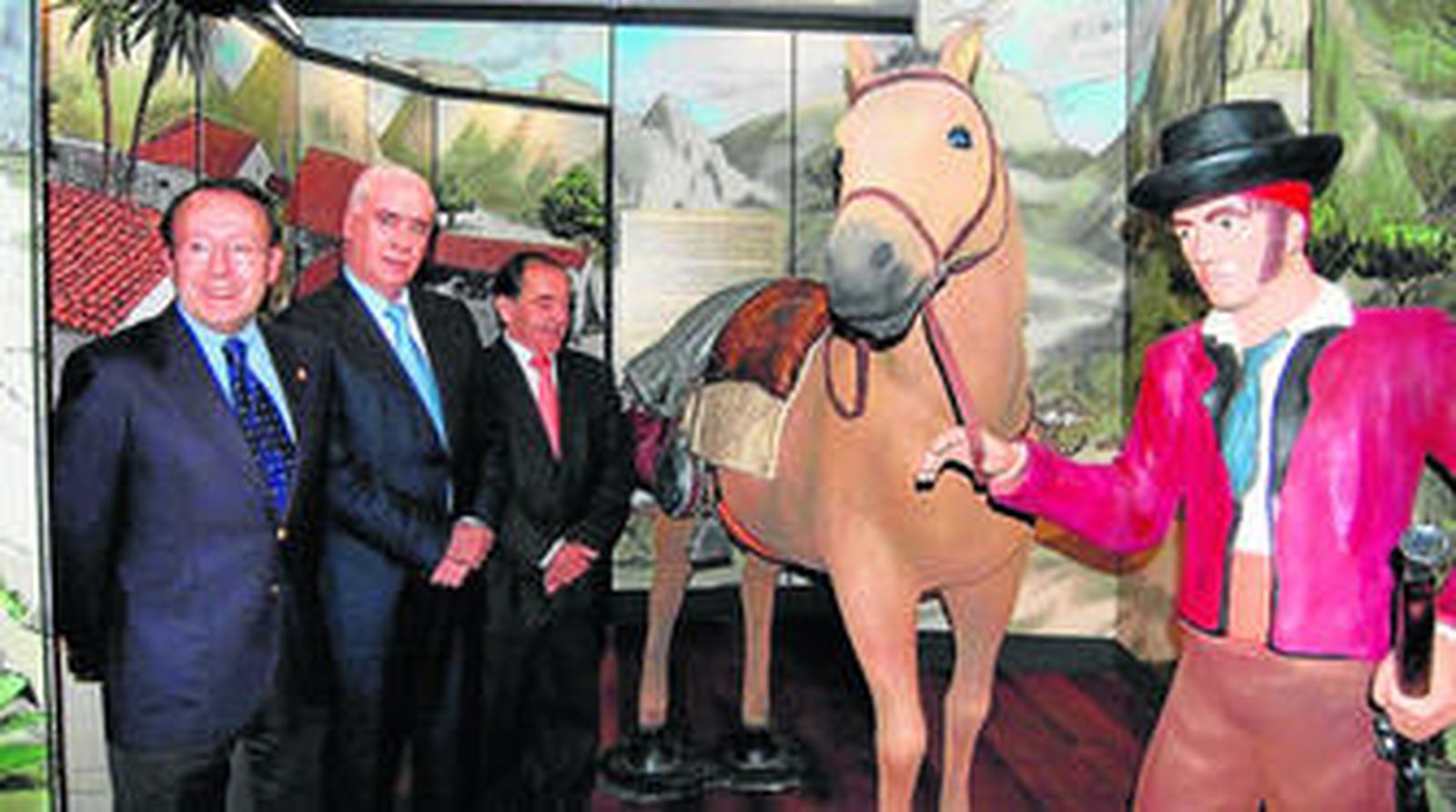 José Luis Bergillos, Luciano Alonso y José Ropero en las instalaciones inauguradas ayer en la aldea de Jauja.