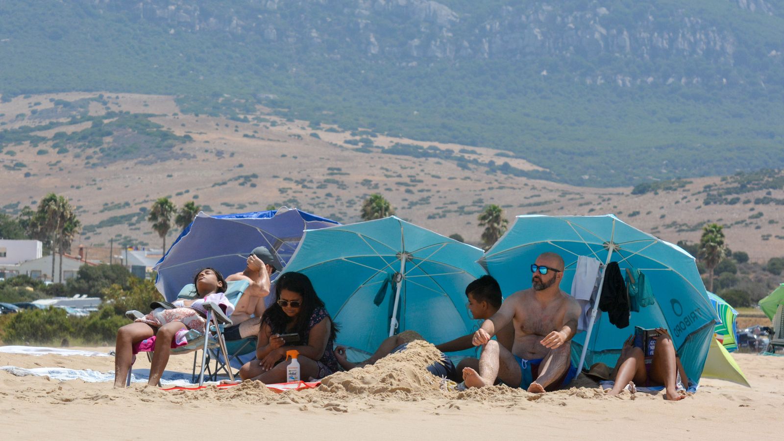 Día de sol y viento en la playa de Bolonia