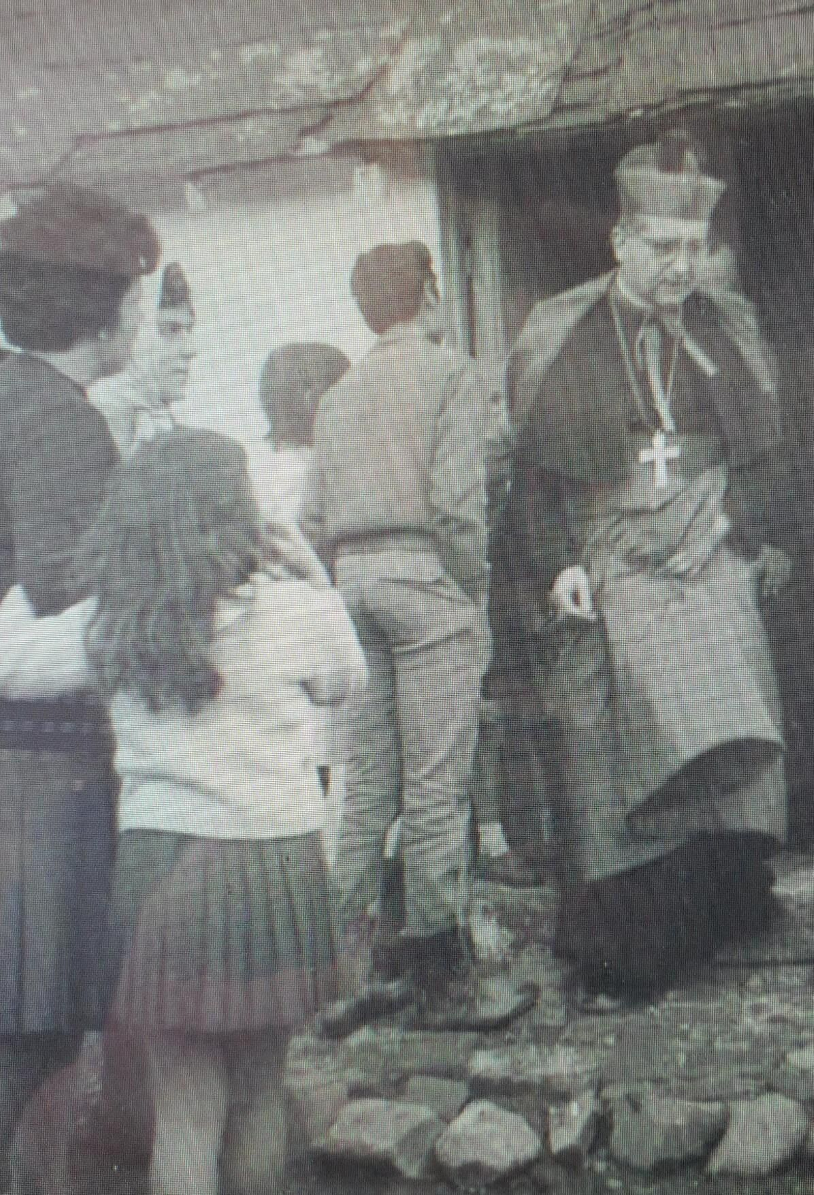 El arzobispo Benavent Escuin visita una humilde vivienda.