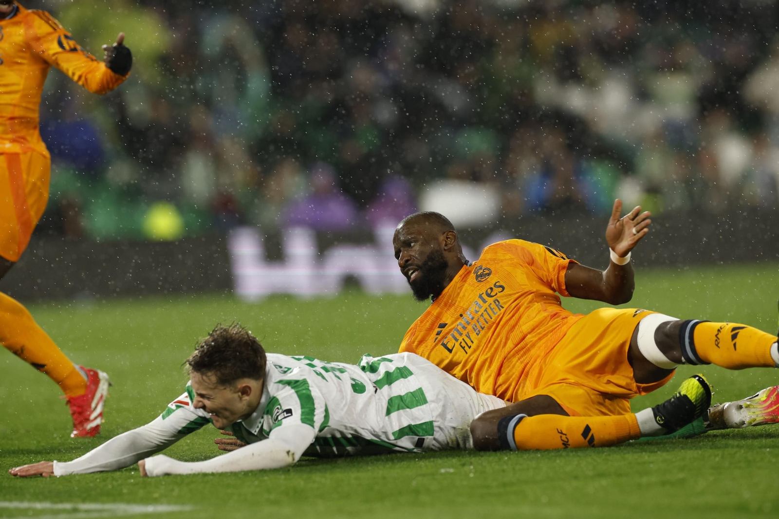 Jesús Rodríguez es derribado por Rüdiger en el penalti.