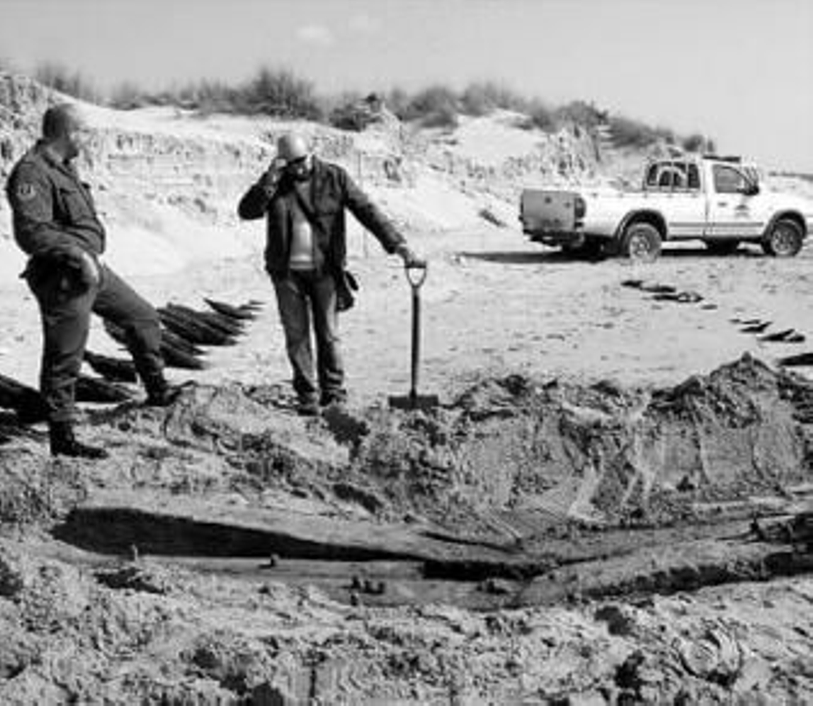 Técnicos del CAS intervienen en los restos del barco de Huelva