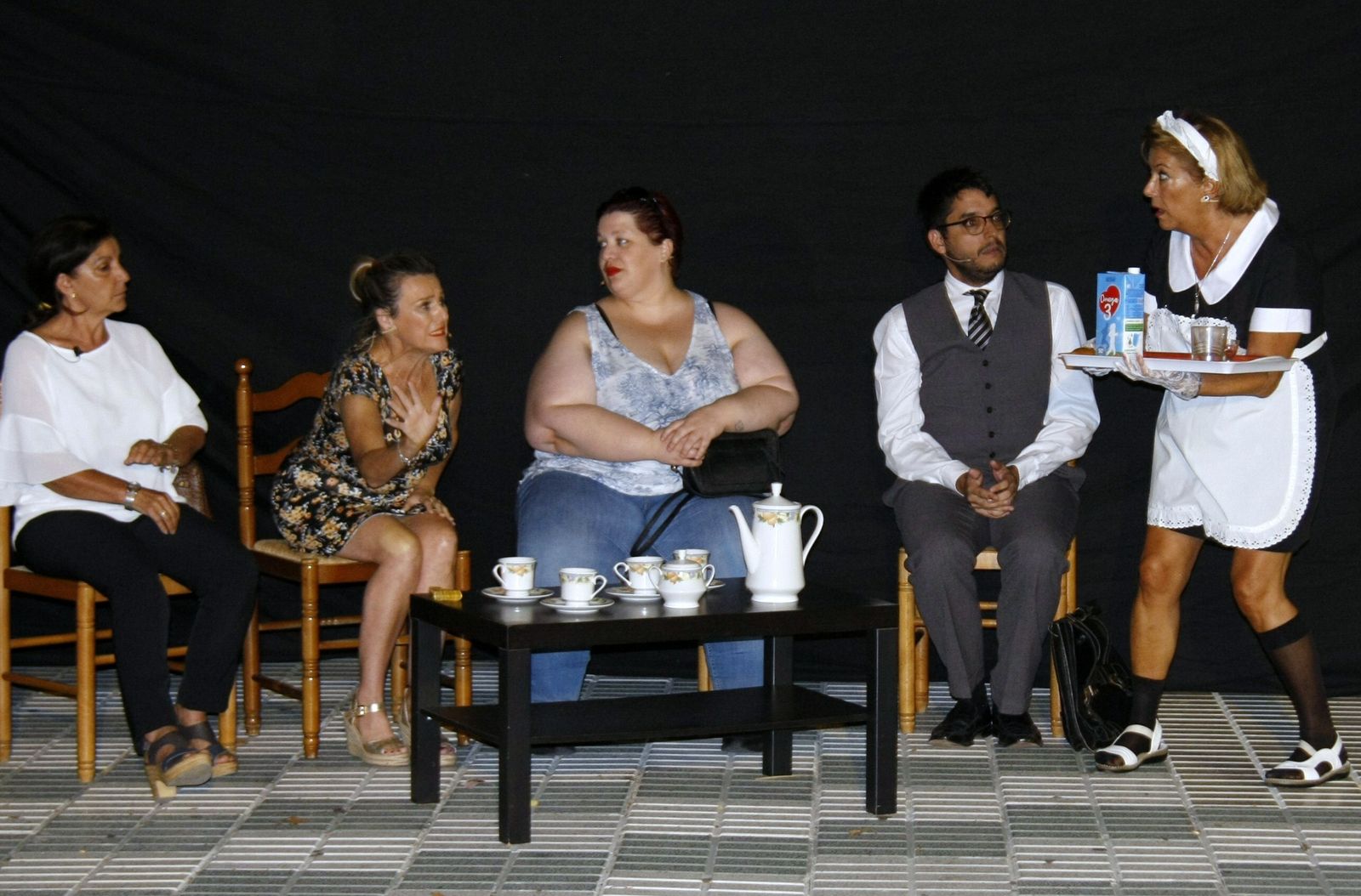 Una imagen de la comedia en los barrios, durante la representación en la Plaza Uruguay.