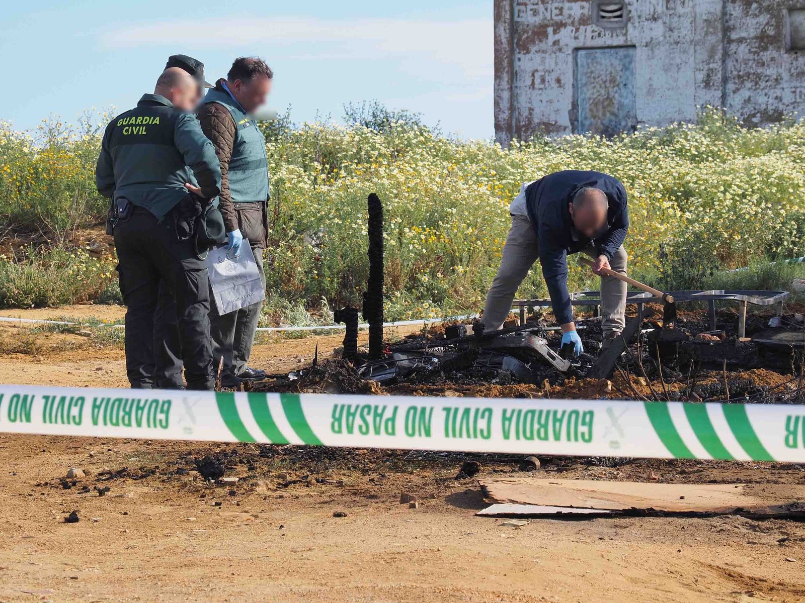 Imágenes del incendio que costó la vida a una persona en una chabola en Lepe