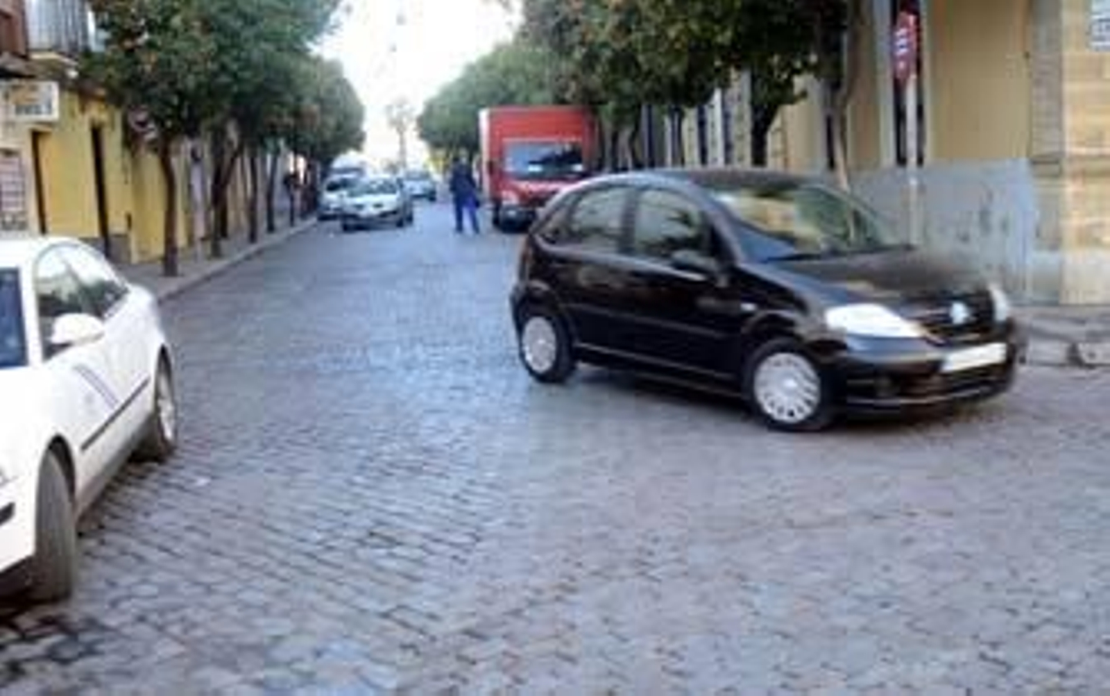 Imagen retrospectiva de la puerta del CEIP Cervantes, despejada a primera hora de la mañana.