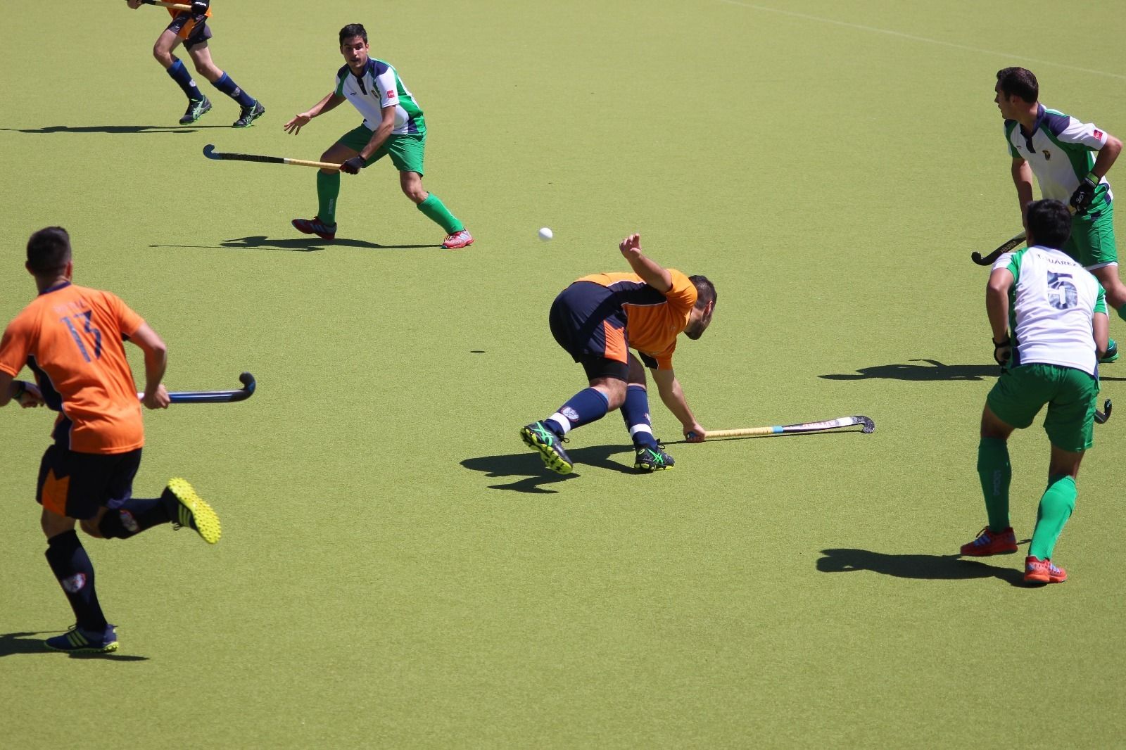 Un jugador del equipo isleño intenta cortar un pase durante el partido jugado contra el Pozuelo.