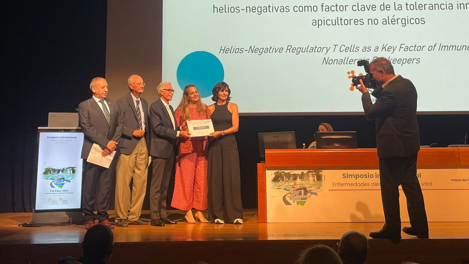 Profesionales recogiendo el premio