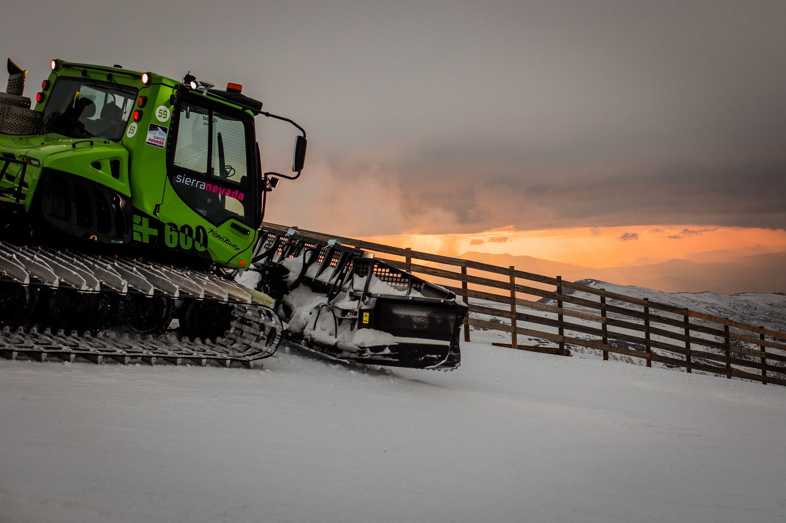 Imagen de una de las máquinas pisa-pistas de Sierra Nevada